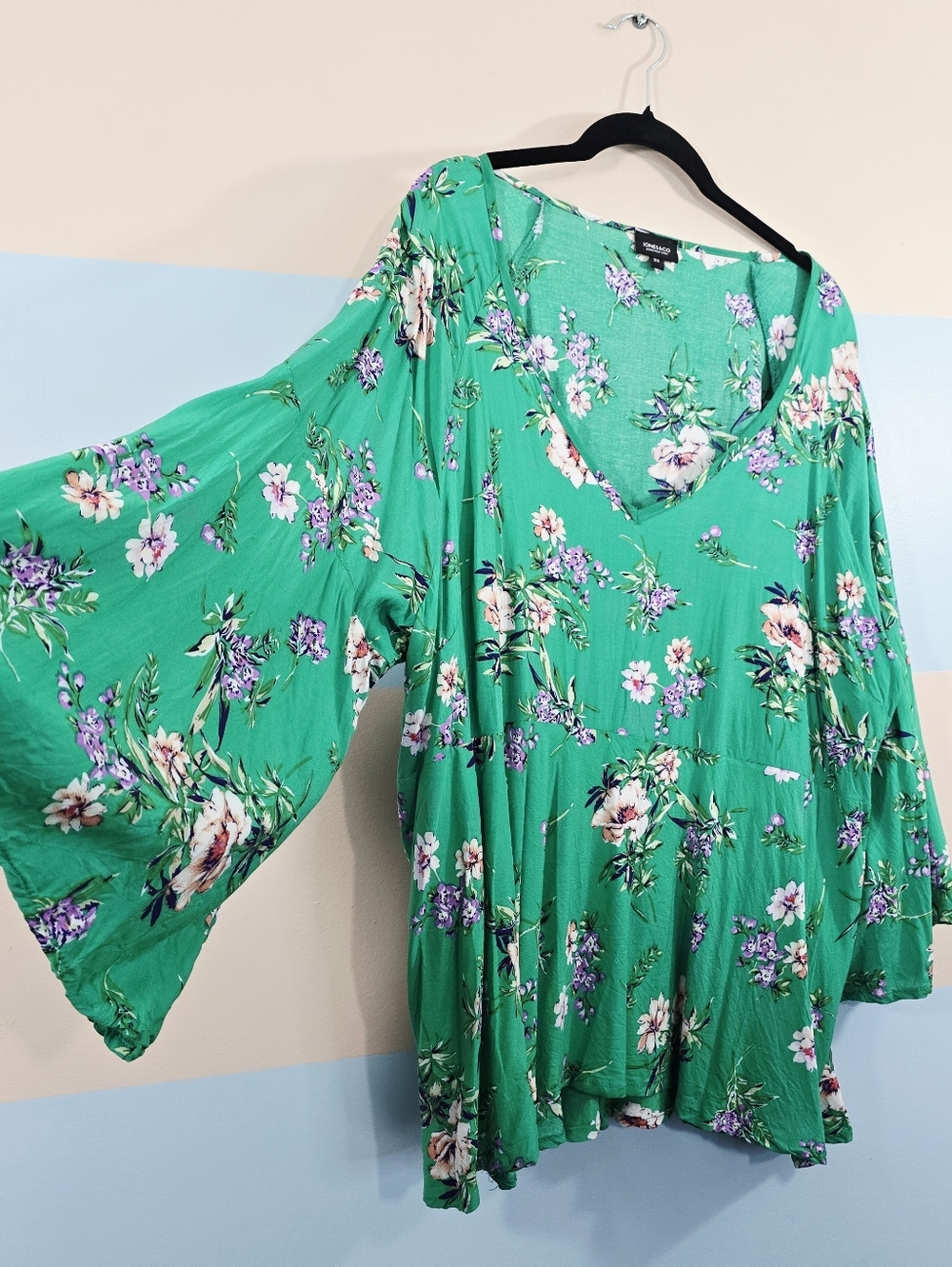 Jones & Co Plus Size Green Floral V-Neck Bell Sleeve Tunic - Picture 4 of 7